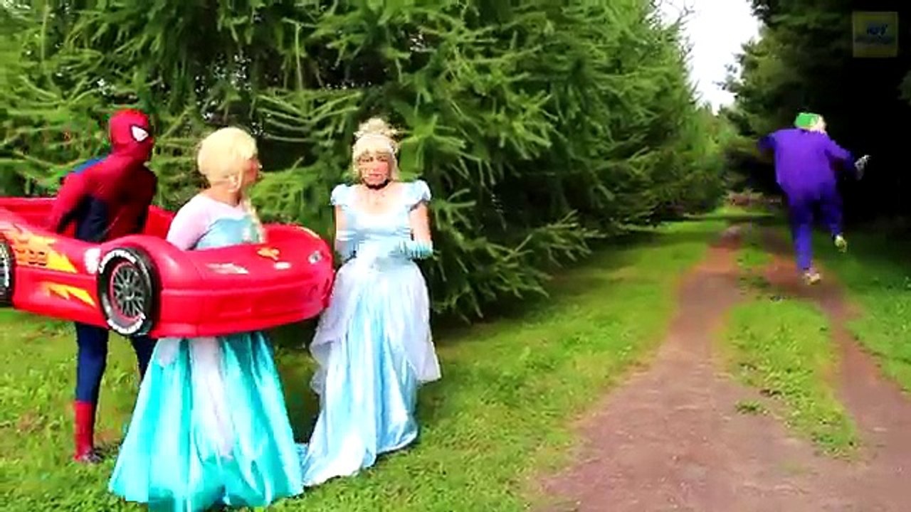 Frozen Elsa _ Spiderman BALLOON SURPRISE Disney Car Toys! w_ Pink Spidergirl Maleficent Joker )