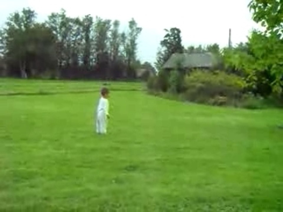 Esteban degage le ballon comme un pro hihi