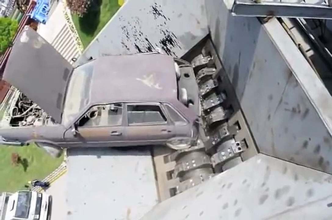 Broyage en quelques secondes d'une voiture entière !