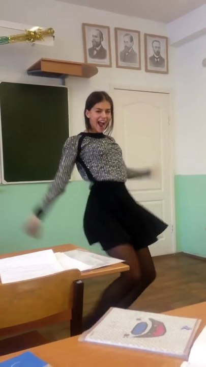 Cette russe de 18 ans danse en classe de lycée comme une folle