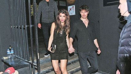 Hande Yener, 12 Yaş Küçük Sevgilisiyle İlk Kez El Ele