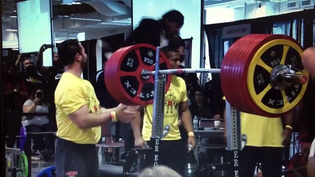 Ray Williams fait un squat avec une barre pesant 455 kg !