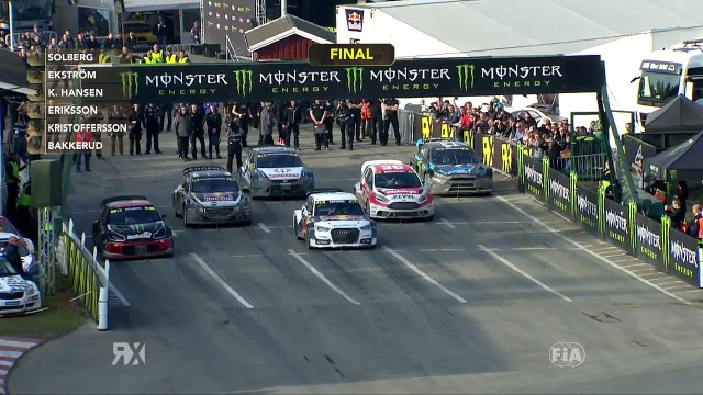 Le dépassement en glisse extérieur de Kevin Eriksson lors du FIA World RX