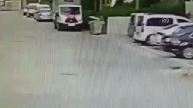 Nişanlısını Görebilmek Için Çarşaf Giymiş