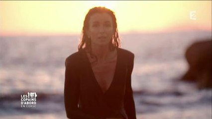 Les copains d'abord en Corse : Jenifer hyper sexy