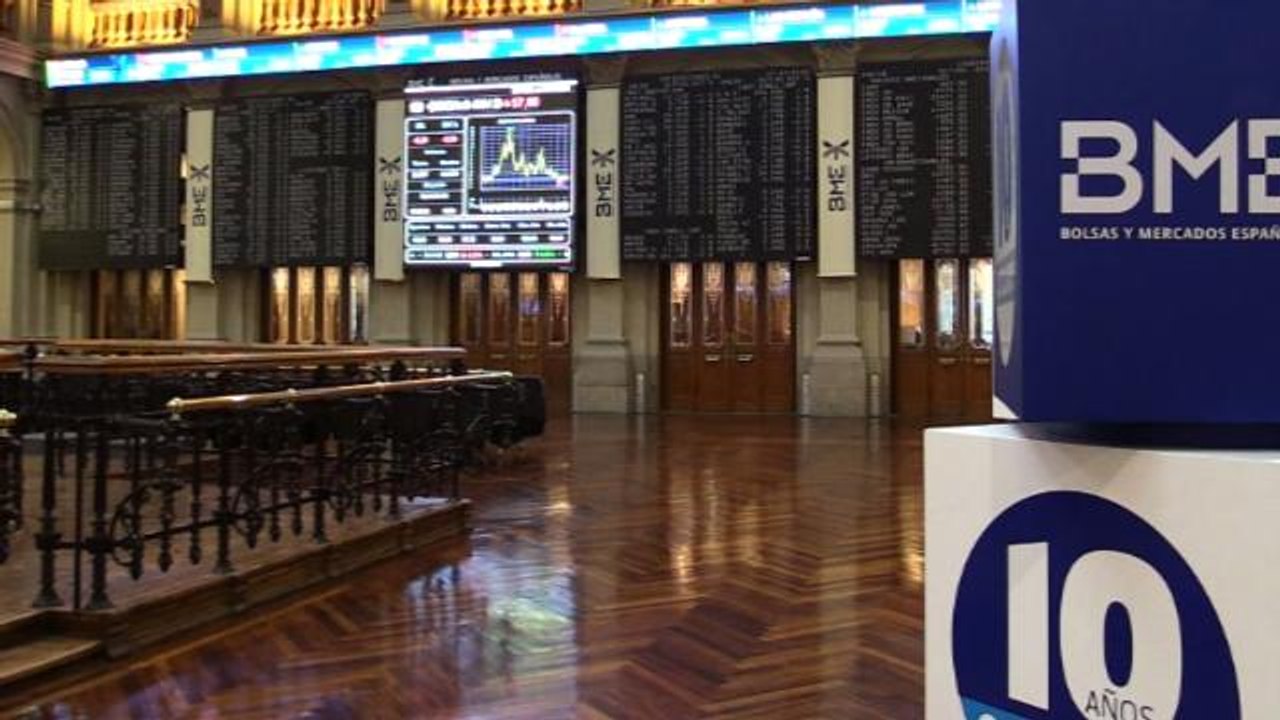 La Bolsa española registra ligeras caídas pero mantiene los 8.700 puntos