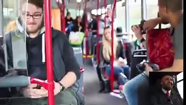 Un groupe de musique se déguisent en conducteur de bus et en voyageurs pour surprendre les gens !