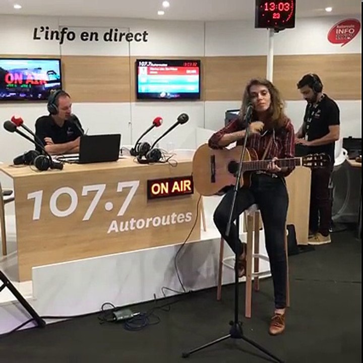 Emma Daumas interprète "Mon homme" en direct du mondial de l'automobile 2016