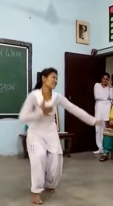 School Girls Dance - 2016 Sapna Chaudhary Song - In Classroom