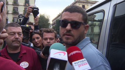 Tiran huevos a la estatua de Franco decapitada