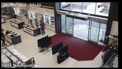 Un homme fait tomber des écrans plats dans un magasin !