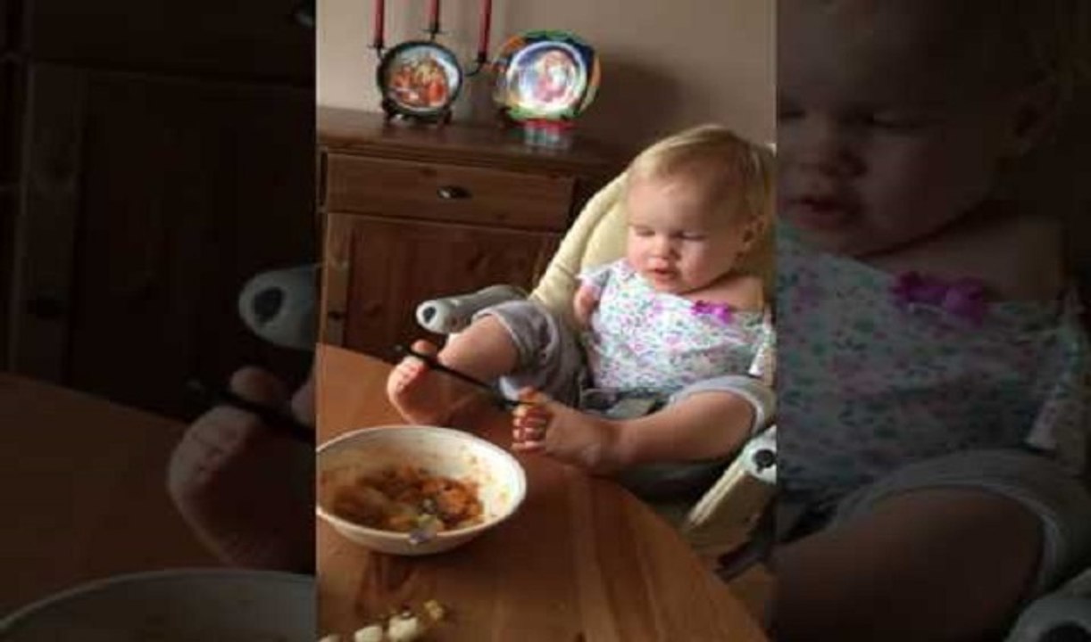 Menina sem braços come com os pés e encanta a internet