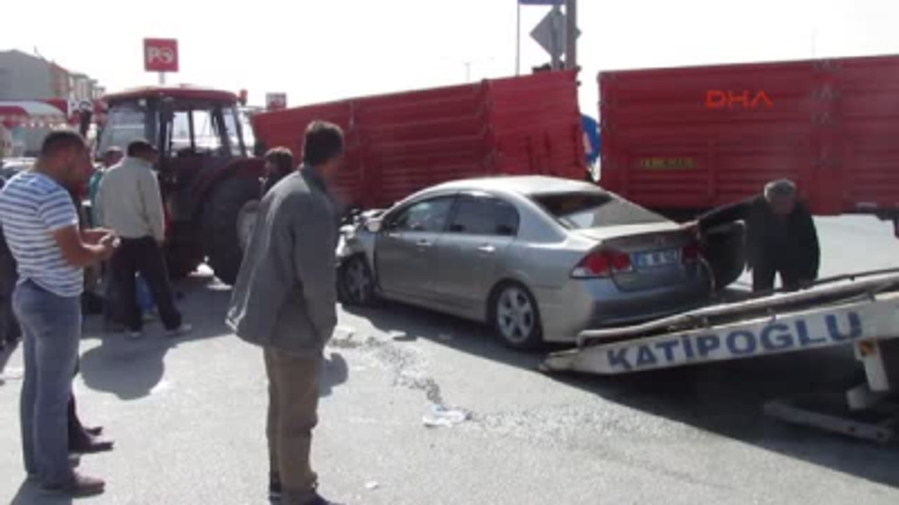 Afyonkarahisar Sandıklı'da Traktörle Otomobil Çarpıştı 3 Yaralı