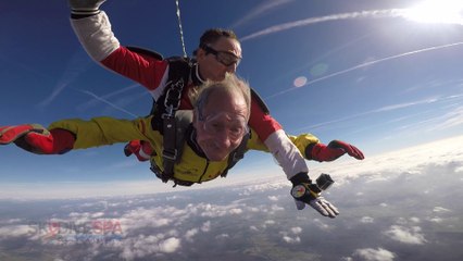 André, 81 ans, saute en parachute pour la troisième fois