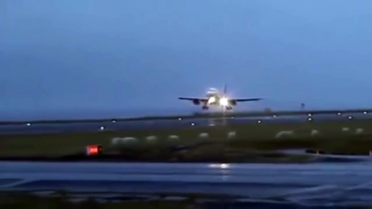 Amazing pilot skills to save plane from crashing - Planes Failure Landing