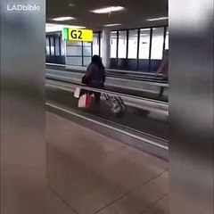 Elle prend le tapis roulant à contresens