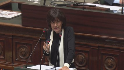 Laurette Onkelinx voit rouge à la Chambre