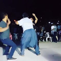 çılgınca dans eden dayılar