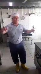 Aşçı amcadan mükemmel kaşık oyun havası . weather perfect game to cook spoon uncle.