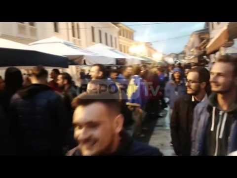 Report TV - Kadri Veseli vërshëllehet në Shkodër, bën foto me flamurin kuqezi