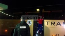 Report TV - Zbarkojnë yjet e Spanjës në Shqipëri shiu vonon iberikët,hutohen gazetarët