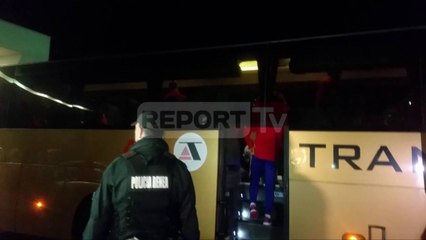 Report TV - Zbarkojnë yjet e Spanjës në Shqipëri shiu vonon iberikët,hutohen gazetarët