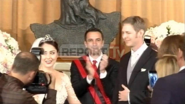 Report TV - Jo në buzë. Një puthje në faqe për Elian nga Princi dhe një ‘mashtrim’ të vogël