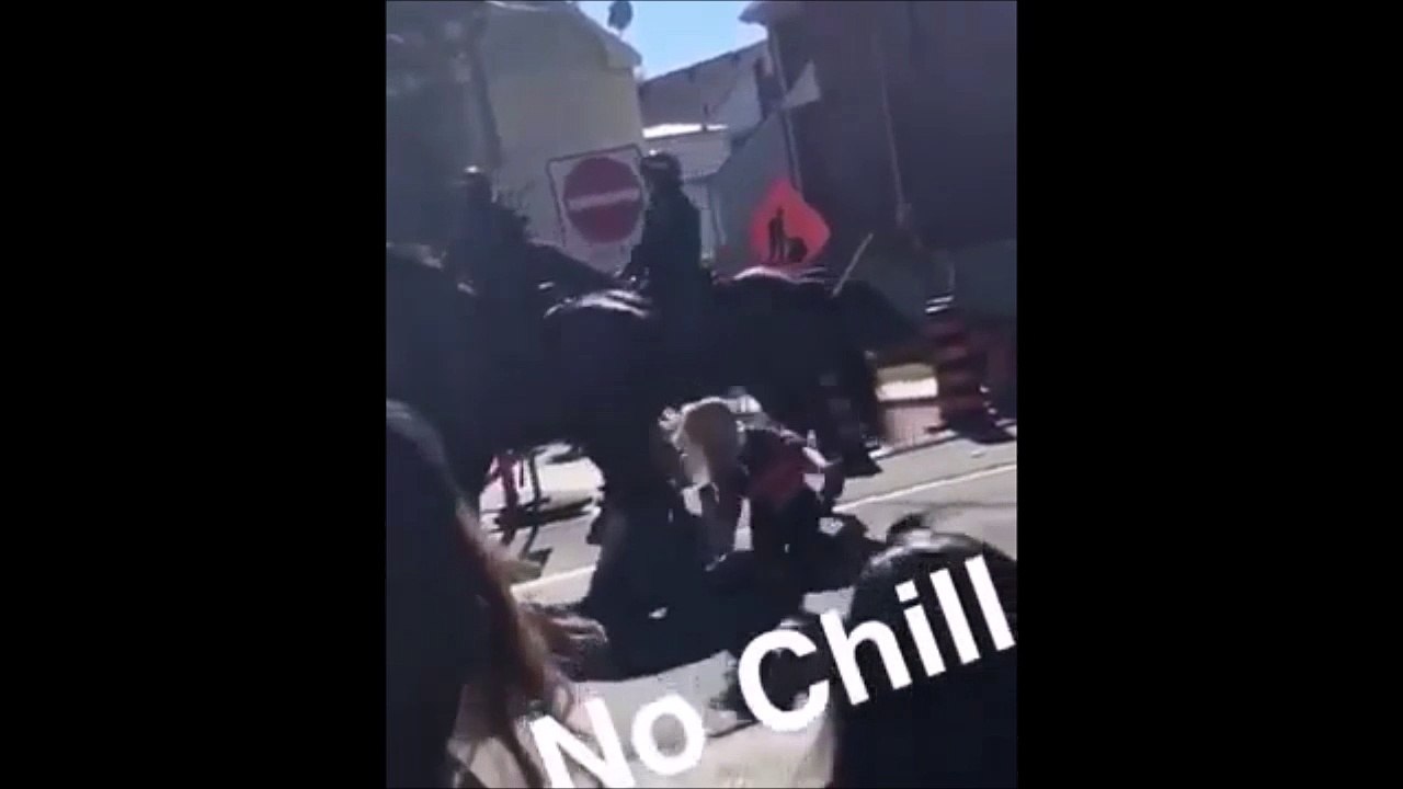 Une fille se fait shooter par un cheval de la police... Coup de sabot!