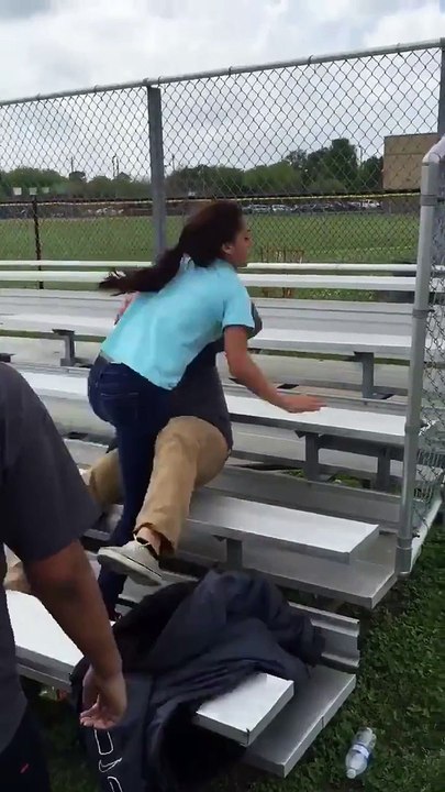 Ce jeune se laisse frapper par une fille et refuse de répliquer !