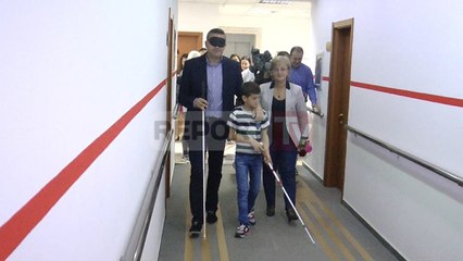 Report TV - Dita e Shkopit të Bardhë, Klosi hap ministrinë për personat që s'shikojnë