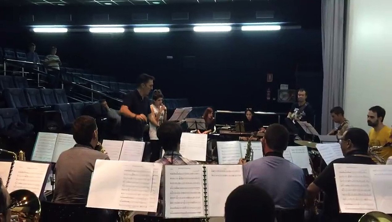 Primer ensayo de Angy para el concierto junto Onda Big Band