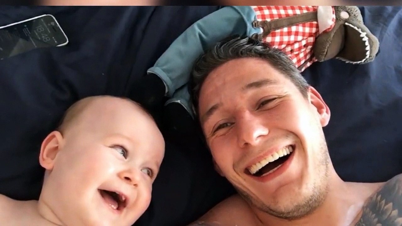 Un bébé avec un rire Spécial