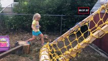 Un papa construit un parcours en bois Ninja Warrior pour sa fille de 5 ans