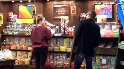 شاب وسيم ينادي علي البنات ايتها الفتاة انا اريدك