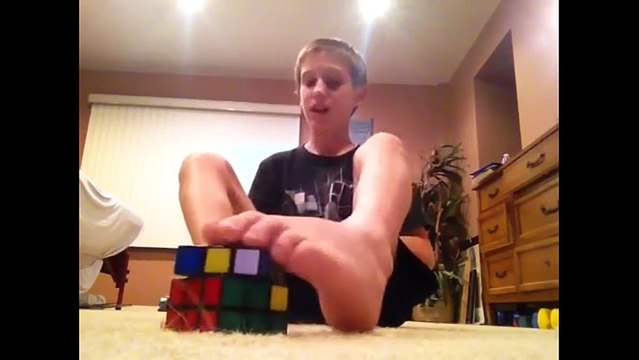 Kid solves Rubik's cube with his feet - video Dailymotion