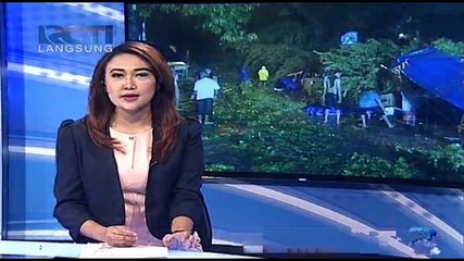 Hujan Deras, Pohon Besar di Utan Kayu Tumbang dan Menimpa Rumah