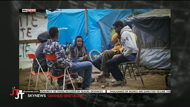 Des journalistes anglais se font attaquer par des migrants à Calais - Regardez