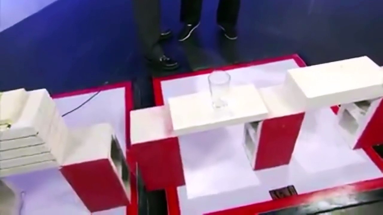 Ce présentateur TV casse une brique d'un maître d'arts martiaux par erreur et revèle que tout est FAKE