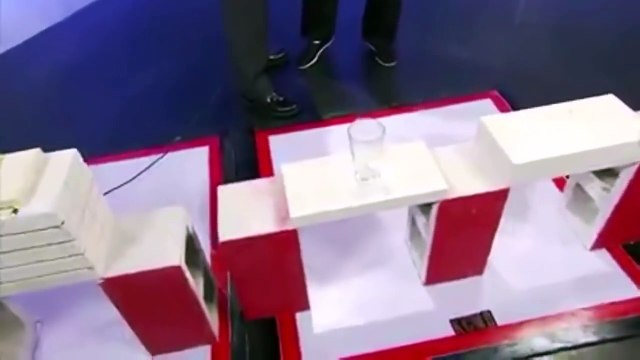 Ce présentateur TV casse une brique d'un maître d'arts martiaux par erreur et revèle que tout est FAKE