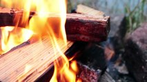 Cuisiner des ptes carbonara  l'ancienne au bord d'un lac