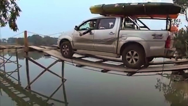 Rouler en 4x4 sur un pont de bois fragile au dessus d'un fleuve ! Flippant