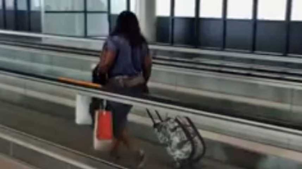 Cette femme prend le tapis roulant à contresens et ne s’en rend pas compte…
