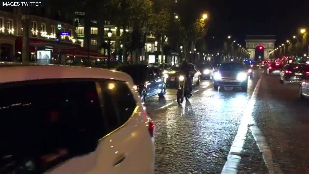 Manifestation de policiers en pleine nuit sur les Champs-Élysées