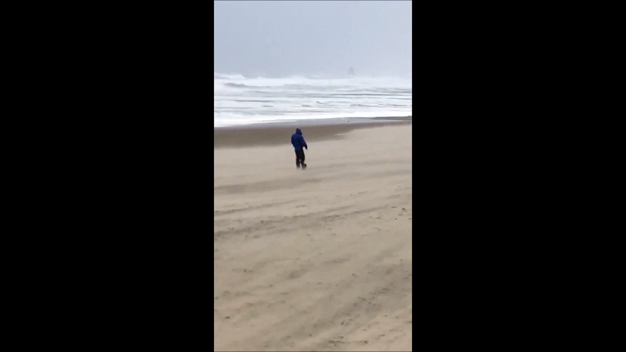 Quand de forts vents frappent la plage... Tempete de sable