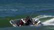 Des surfeurs sauvent des naufragés ejectés de leur bateau