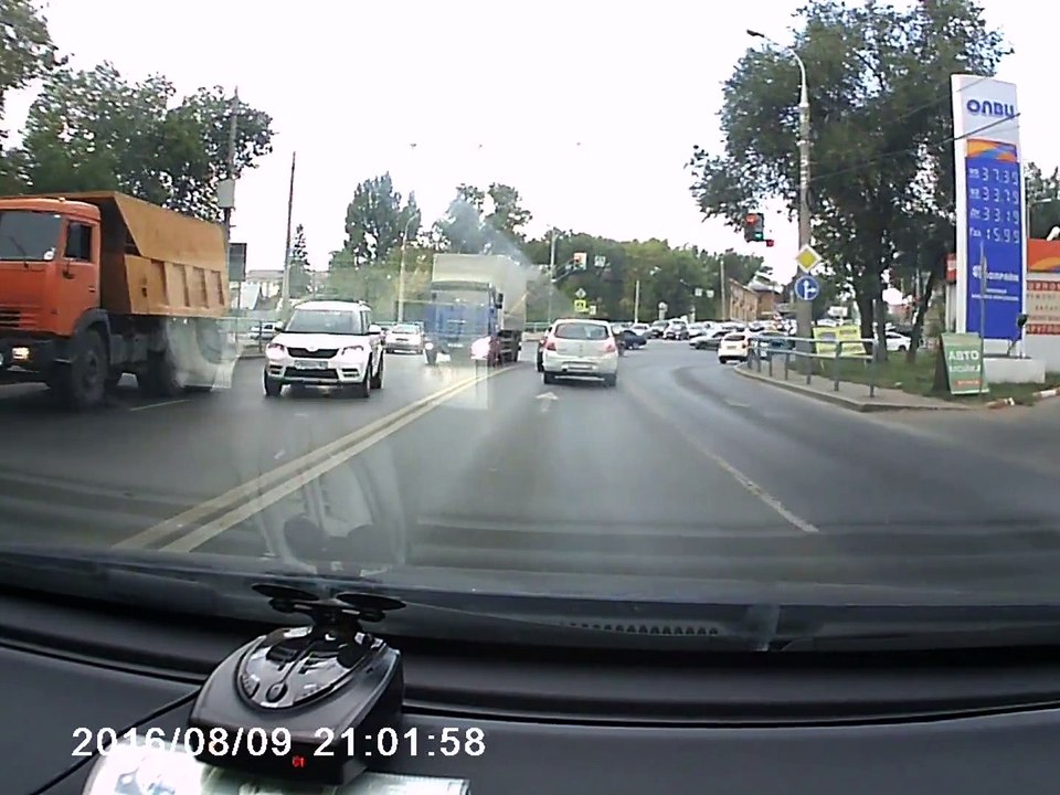Ce camion va un peu trop vite dans ce virage et bim! Retourné