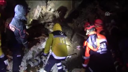 Toprak Kayması - Çöken Evin Altında Kalan Çifti Çıkarma Çalışmaları