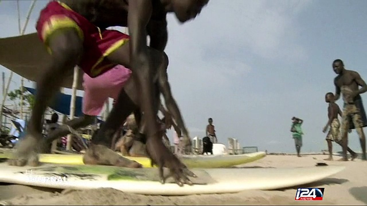 Nigéria : les surfeurs à l'assaut des vagues du port de Lagos