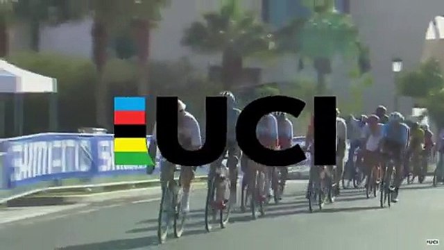 Très énervé, le cycliste John Degenkolb vide son bidon sur un adversaire