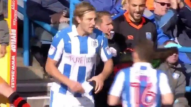 Il vole les instructions tactiques de son adversaire en plein match de foot